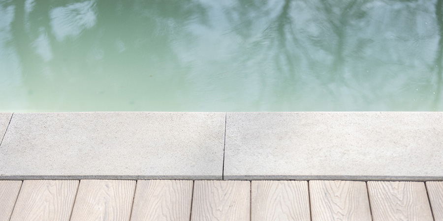 Lähikuva uima-altaan reunasta