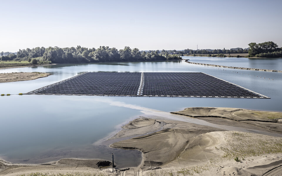 Kelluvat aurinkopaneelit säästävät tilaa