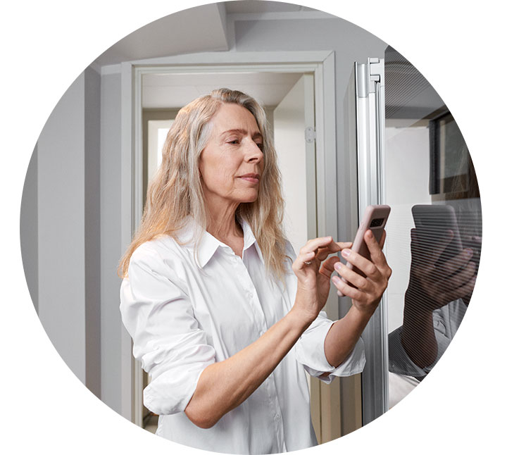 Nainen katsoo kännykkää