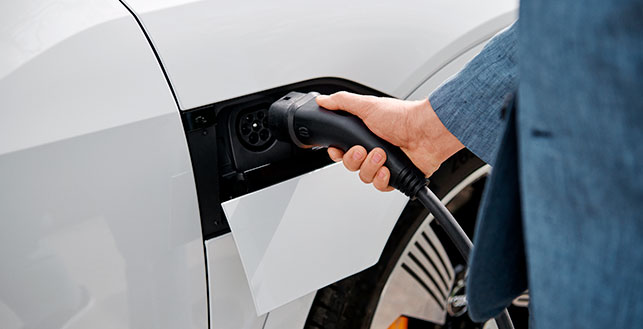 Sähköauton latauskaapelin kiinnitys