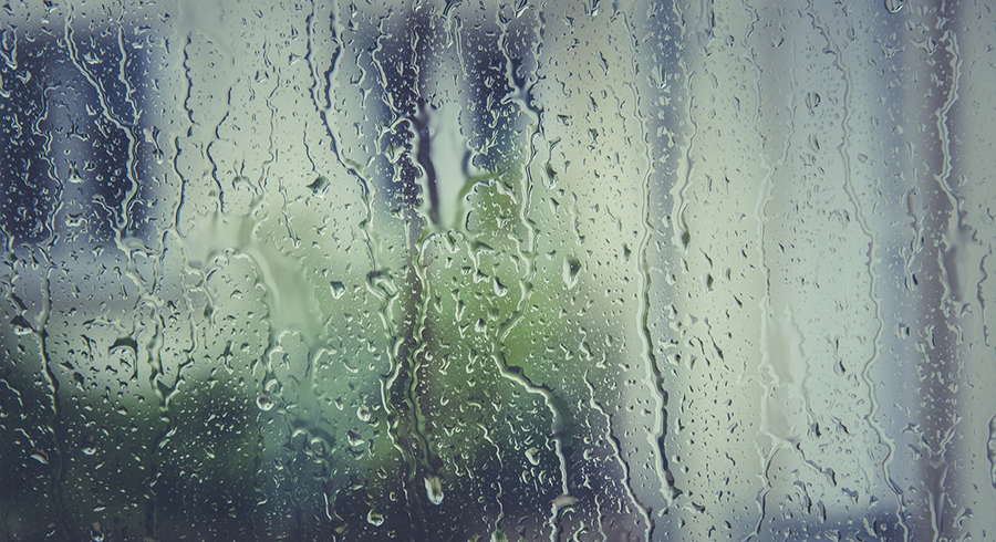 Sadepisaroita ikkunassa