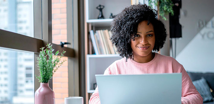 Smiling_Woman_with_Laptop_at_Home_720x350.jpg