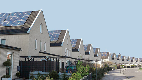 Asuinalue, jossa talojen katoilla on aurinkopaneelit.