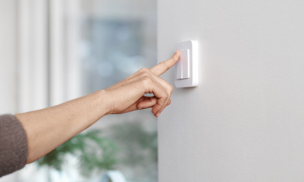 Lähikuva kädestä valokatkaisimella