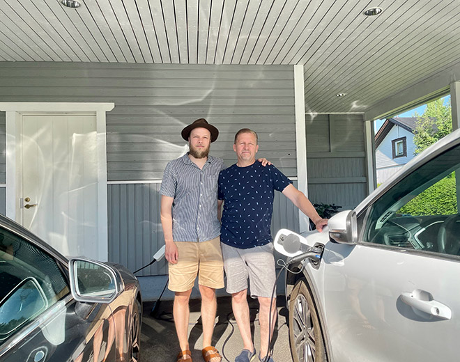 Nainen käyttää Vattenfall Sähköviisas -sovellusta