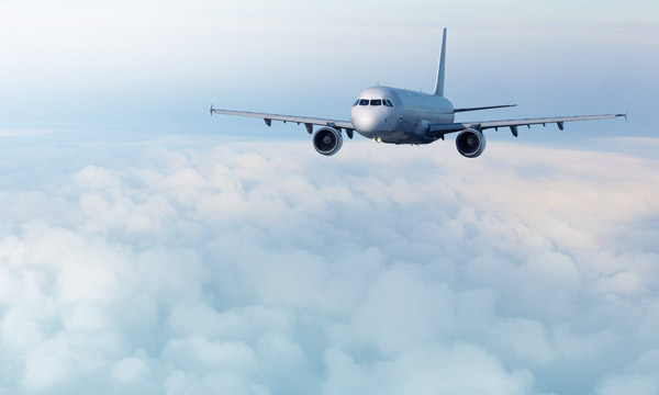 Lentokone pilvien yläpuolella