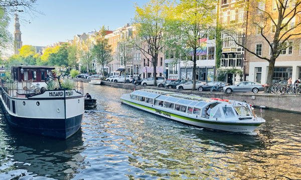 Kanaaliliikennettä Amsterdamissa