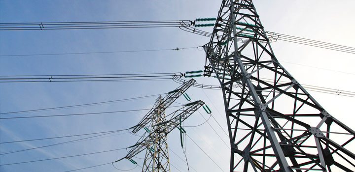 Sähkötolpat taivasta vasten kuvattuna alakulmasta