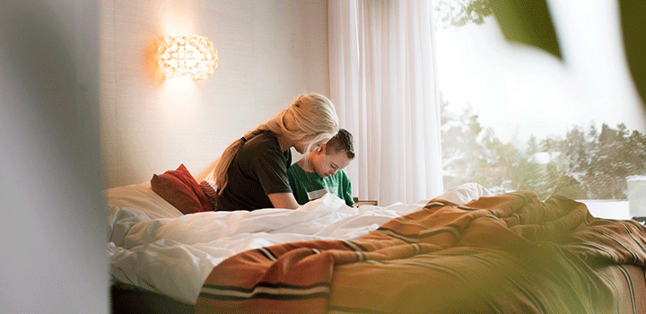 Kaksi henkilöä makuuhuoneessa