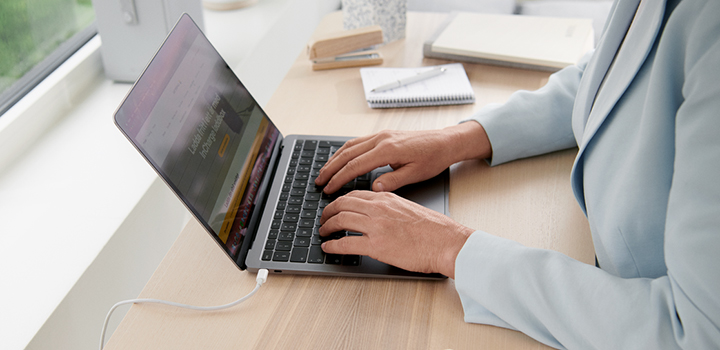 Henkilö läppärin äärellä