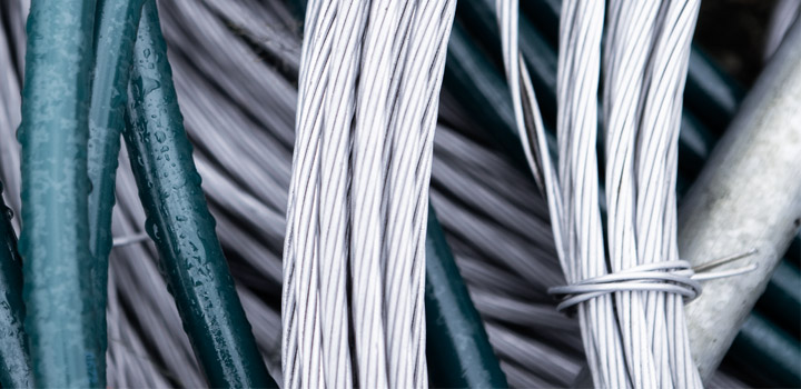 Lähikuva sähköjohdoista