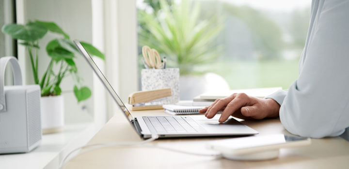 Kannettava tietokone, jota käyttää ihminen.