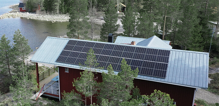 Aurinkopaneelit saaristossa sijaitsevan mökin katolla. 