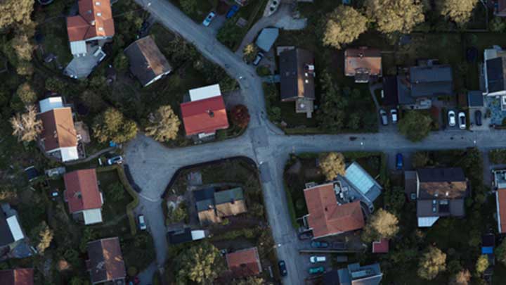 Ilmakuva asuinalueesta syksyisessä maisemassa