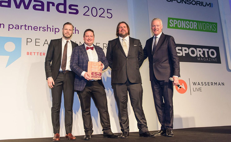 Vattenfall ja HAVU vastaanottamassa palkintoa European Sponsorship Association Awards -gaalassa.