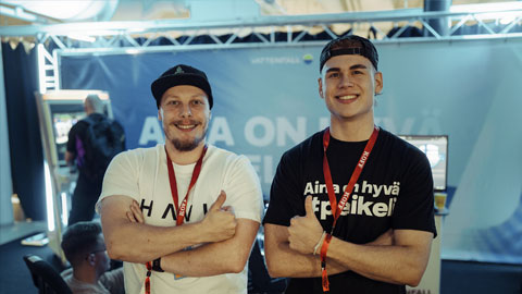 Pelikeli Crew näyttää peukkua