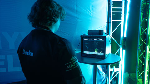 Poika pelaa 8-bittistä Nintendoa