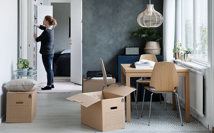 nainen purkamassa tavaroita