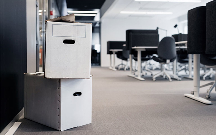 muuttolaatikot toimistossa