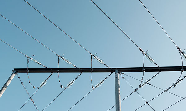 Sähkö siirtyy sähköverkossa