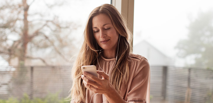 Aikuinen katsoo älypuhelinta