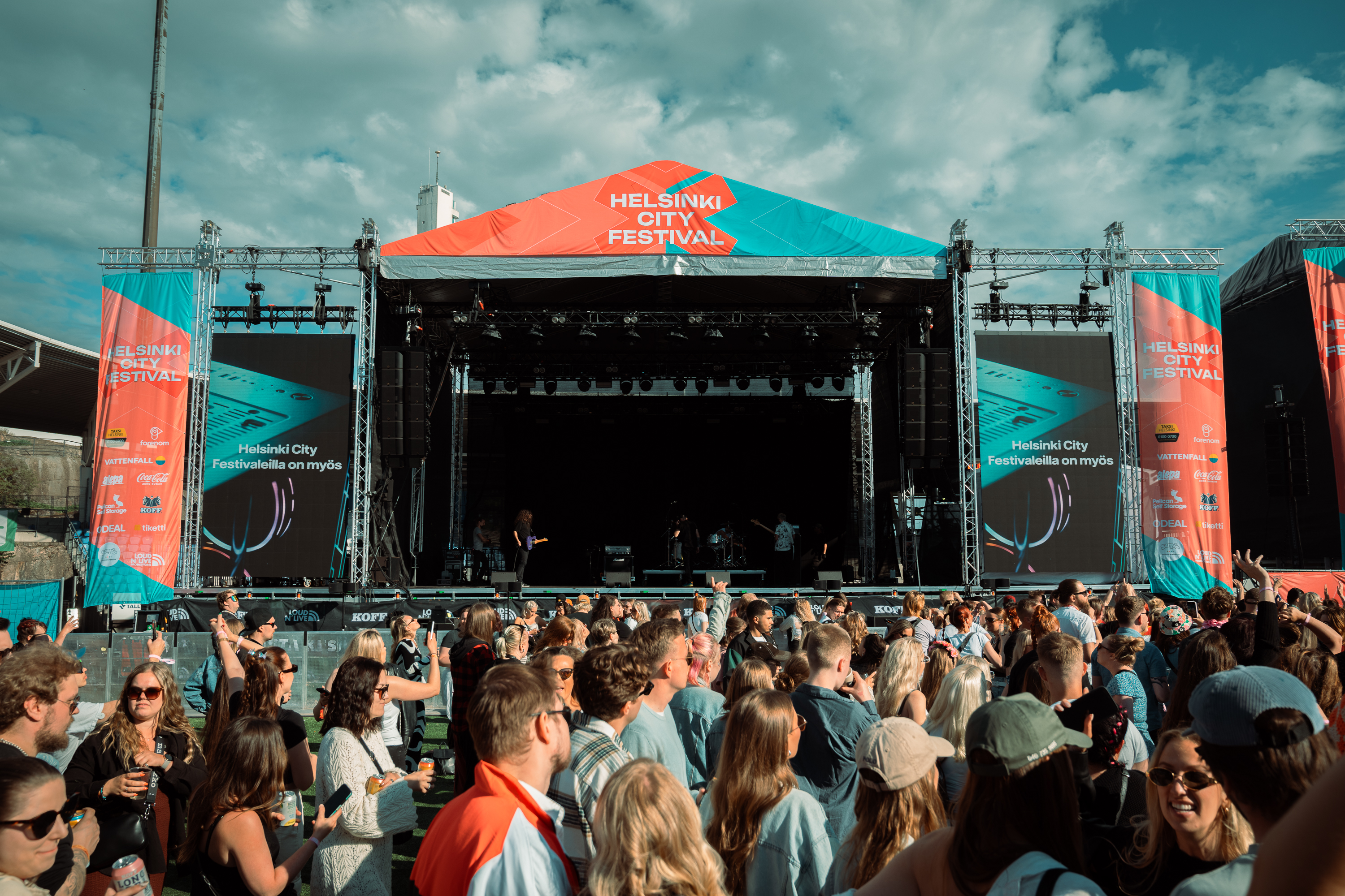 Festarilava suoraan edestäpäin, edessä tiheä yleisö