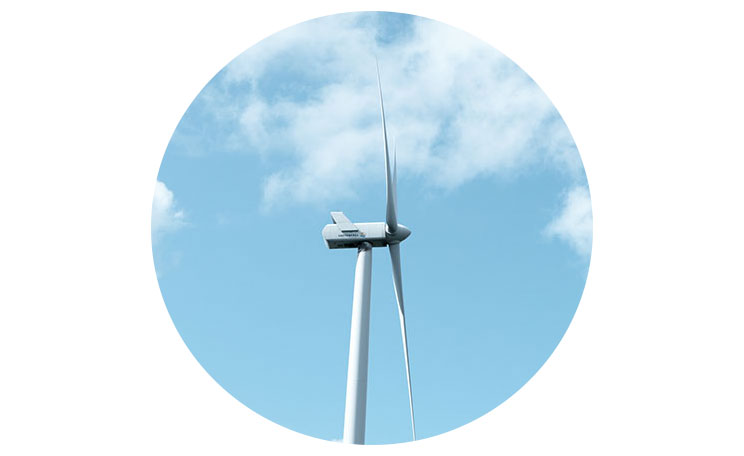 Tuuliturbiini taivasta vasten