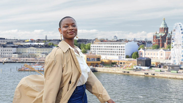 Nainen Helsingin edustalla