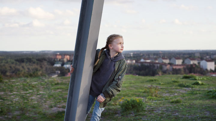 Tyttö tähyilee maastoa