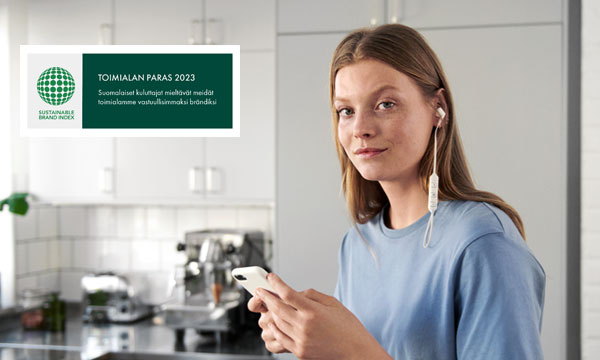 Kuva: nainen keittiössä kuulokkeet korvissa ja puhelin käydessä. Kuvan vasemmassa kulmassa lisäksi logo: toimialan paras 2023