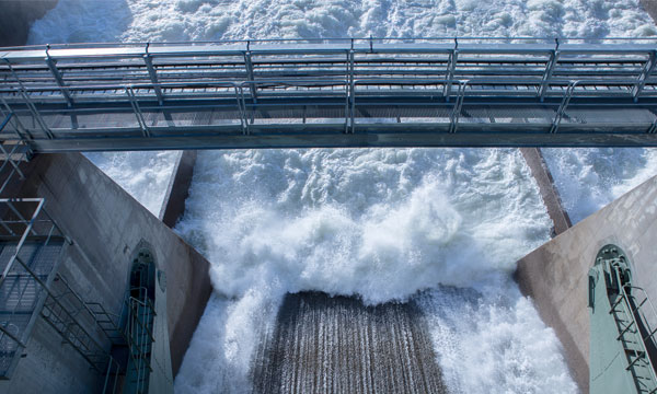 Kuva: vesi virtaa vesivoimalaitoksen läpi