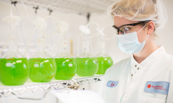 Nainen laboratioriossa