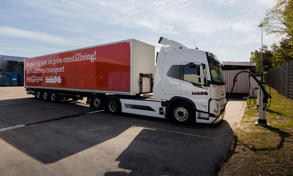 Sähkörekka lataamassa