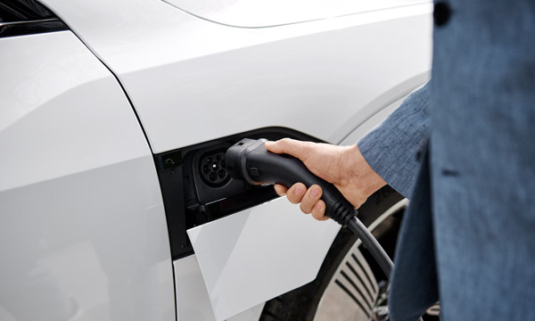 Sähkönauton lataus