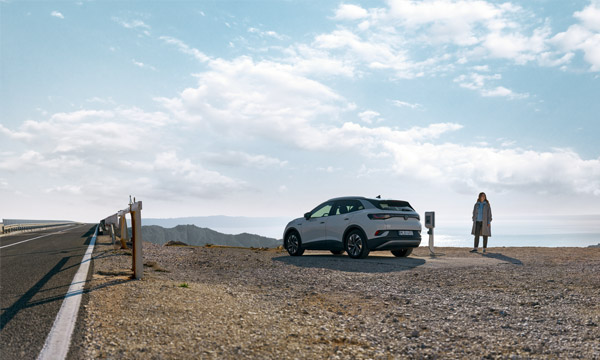 Nainen ja sähköauto