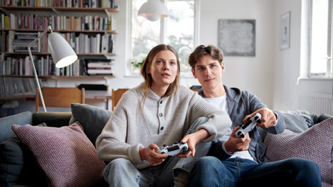 Pariskunta pelaa videopeliä
