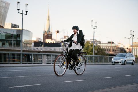 Nainen ajamassa sähköpyörällä