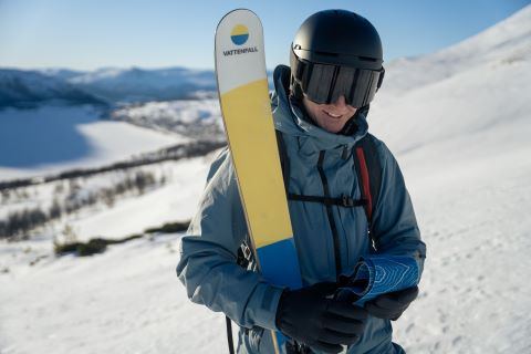 Laskettelija pitelemässä EVI-suksia