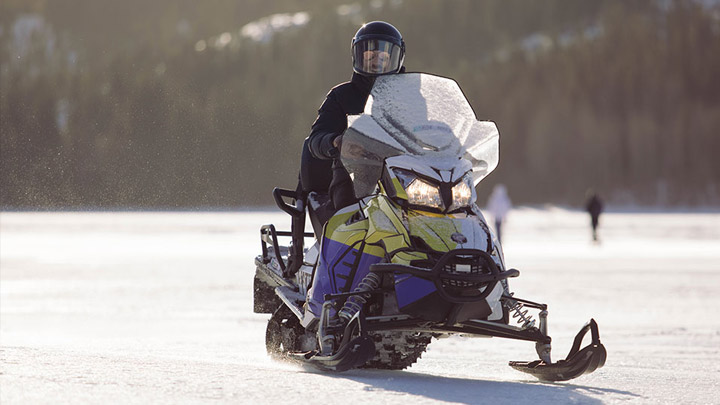 Sähkömoottorikelkka mahdollistaa äänettömän ja päästöttömän luontoelämyksen.