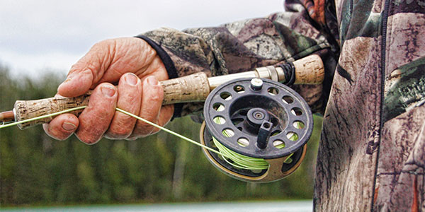 Kalastaja virvelin kanssa