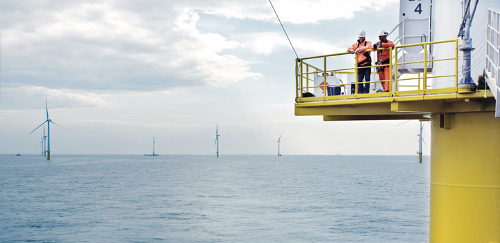 Merituulipuisto, jonka oikealla etualalla näkyy työmiehiä  nojaamassa tuulimyllyn kaiteeseen
