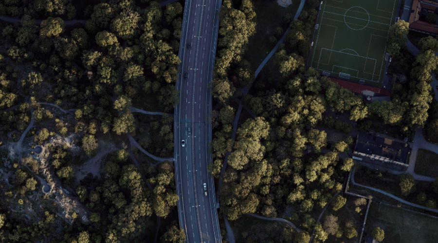 Ilmakuvassa moottoritie ja jalkapallokenttä 