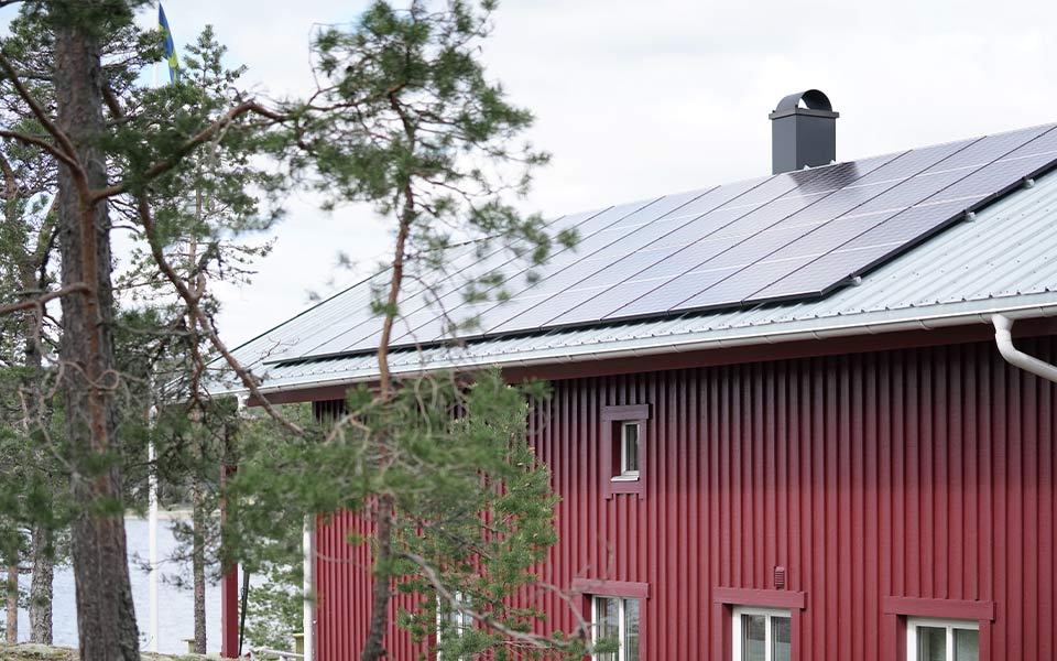 Aurinkopaneelit saaristotalon katolla