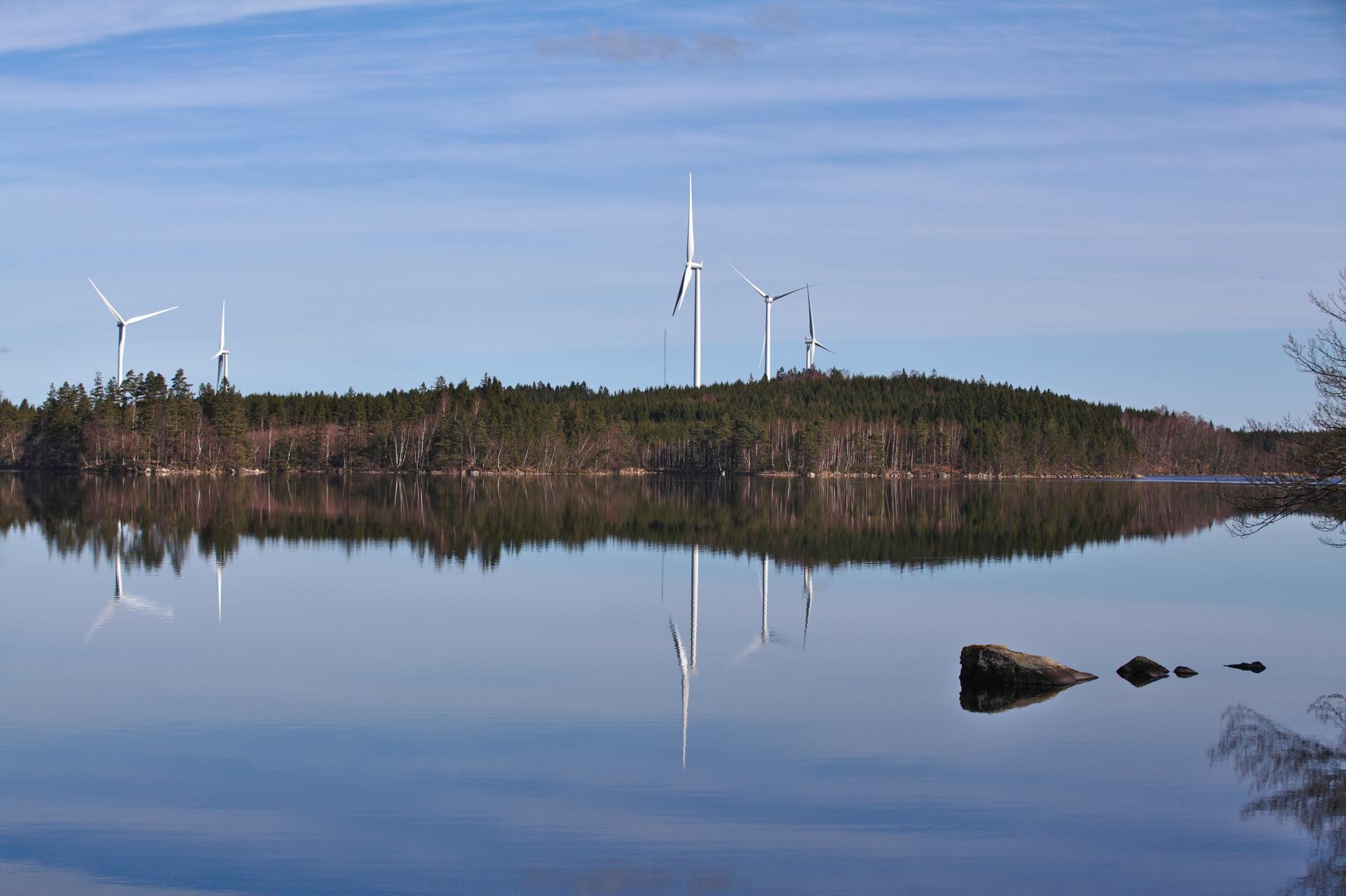 Järvimaisema ja tuuliturbiini