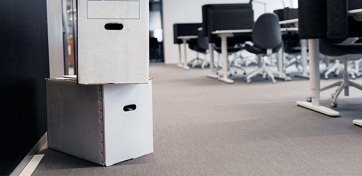 Kuva: Muuttolaatikot toimistossa